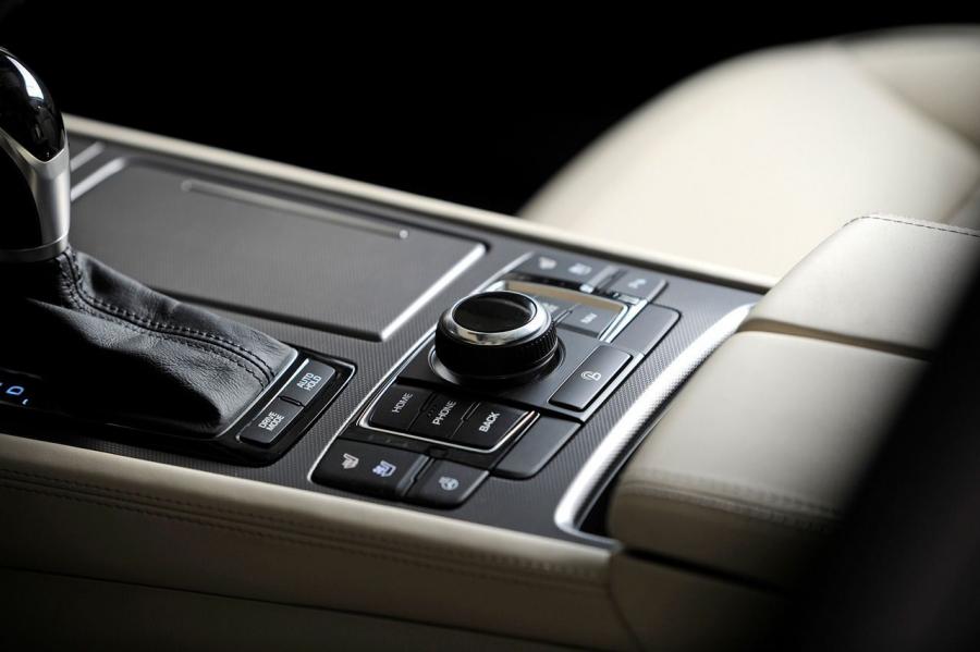 Детали интерьера Hyundai Genesis 2014 года  (NA) (фото 48 из 105)